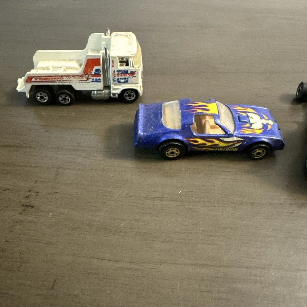 Hot Wheels 1977 Blue '37 Hot Bird Mustang Stage fright Tow Truck Black Wall Lot